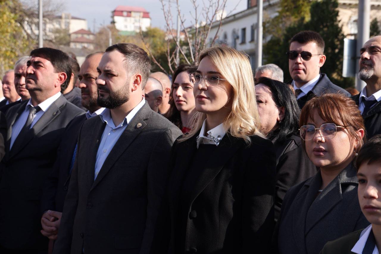 Эмилия Шахабутиновна: На Университетской площади, на улице его имени, открыли памятник Джэлал-эд-Дину Коркмасову — основателю дагестанской государственности, автору первой Конституции ДАССР Эмилия Шахабутиновна: На Университетской площади, на улице его имени, открыли памятник Джэлал-эд-Дину Коркмасову — основателю дагестанской государственности, автору первой Конституции ДАССР