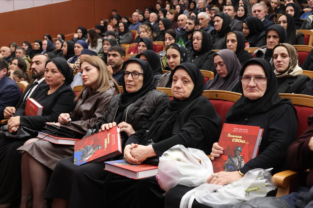 Сергей Меликов поблагодарил родных и близких военнослужащих за активную позицию в сохранении памяти бойцов и патриотическое воспитание молодёжи Сергей Меликов поблагодарил родных и близких военнослужащих за активную позицию в сохранении памяти бойцов и патриотическое воспитание молодёжи