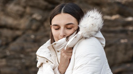 Сэкономите на химчистке: удалить пятна от косметики с пуховика проще, чем кажется