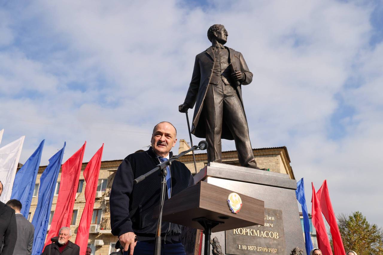 Эмилия Шахабутиновна: На Университетской площади, на улице его имени, открыли памятник Джэлал-эд-Дину Коркмасову — основателю дагестанской государственности, автору первой Конституции ДАССР