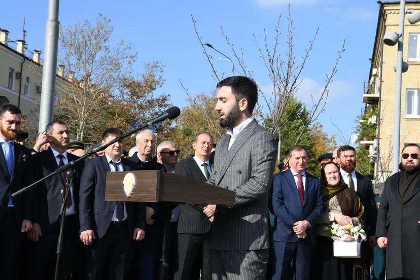 В Махачкале открыли памятник выдающемуся государственному деятелю Джелал-эд-Дину Коркмасову В Махачкале открыли памятник выдающемуся государственному деятелю Джелал-эд-Дину Коркмасову