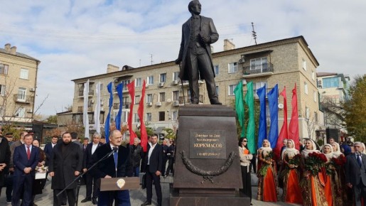 На Университетской площади Махачкалы состоялось долгожданное открытие памятника великому государственному и общественному деятелю Джелал-эд-Дину Коркмасову