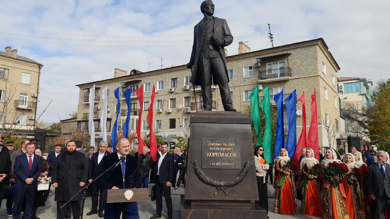 На Университетской площади Махачкалы состоялось долгожданное открытие памятника великому государственному и общественному деятелю Джелал-эд-Дину Коркмасову