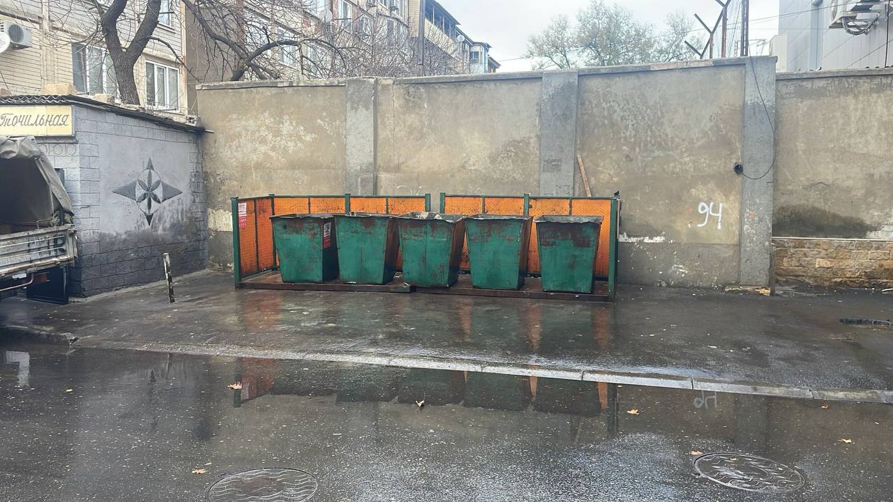 Продолжается плановая дезинфекция контейнерных площадок в Махачкале Продолжается плановая дезинфекция контейнерных площадок в Махачкале