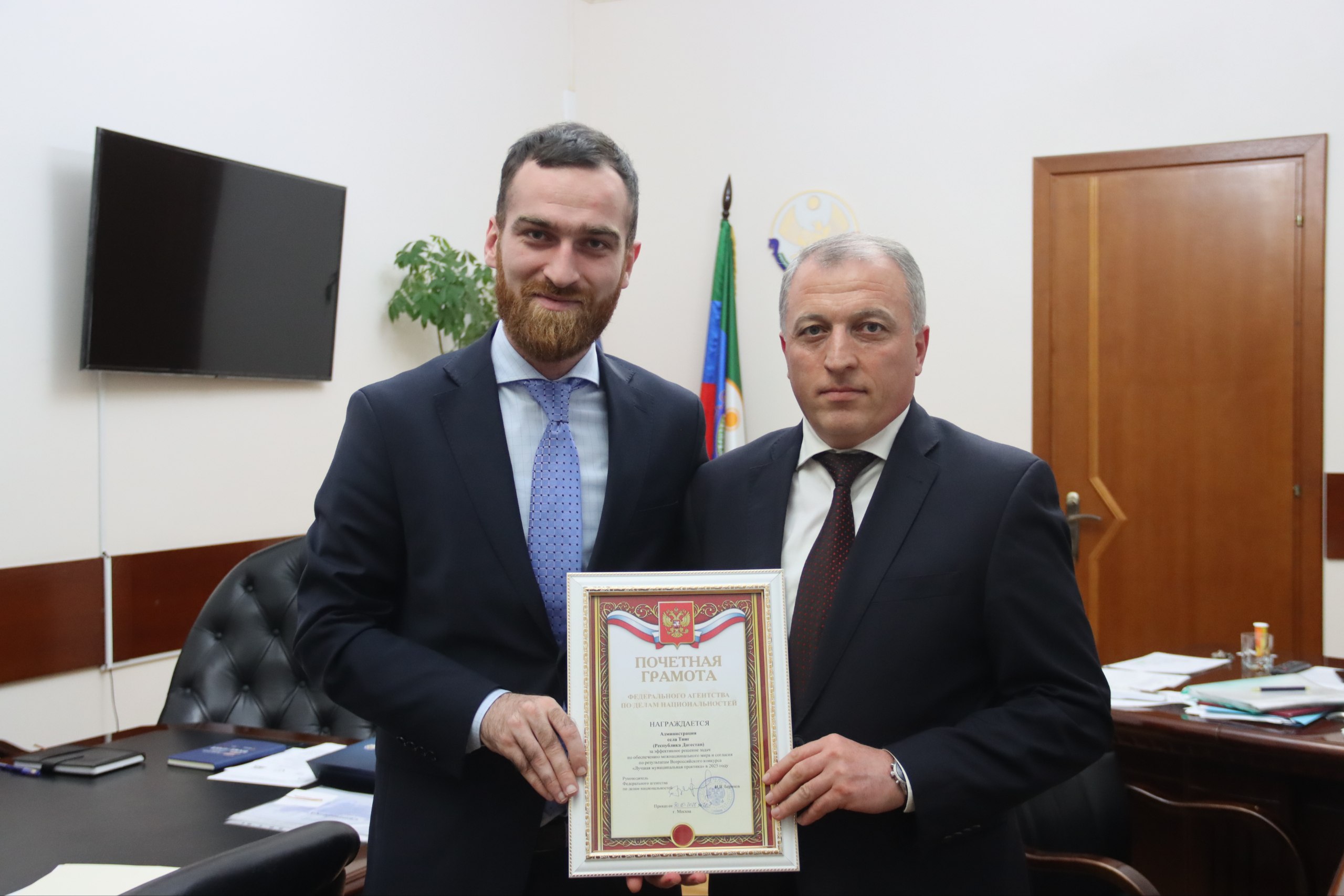 Сегодня встретился с главой администрации Агульского района Закиром Каидовым и передал ему Почетную грамоту Федерального агентства по делам национальностей