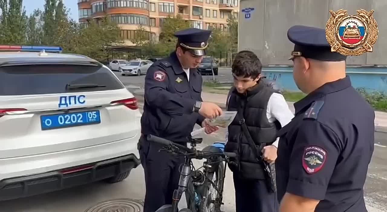 В рамках 4-го этапа профилактической акции «Внимание-Дети!» сотрудники Госавтоинспекции УМВД России по г. Махачкала и полка ДПС проводят профилактическую работу с юными (и не только) участниками дорожного движения