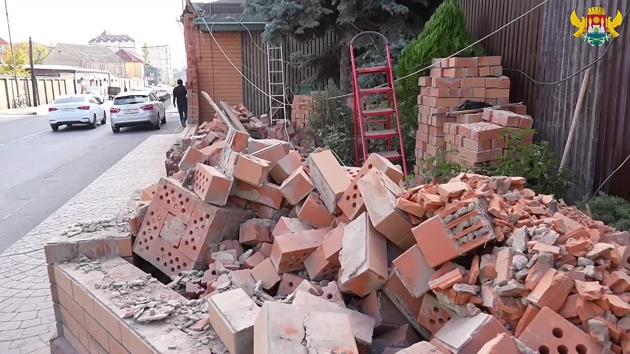 Собственник домовладения самостоятельно демонтировал незаконную конструкцию, выходящую на муниципальную территорию