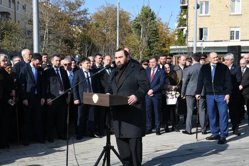 В Махачкале открыли памятник выдающемуся государственному деятелю Джелал-эд-Дину Коркмасову В Махачкале открыли памятник выдающемуся государственному деятелю Джелал-эд-Дину Коркмасову