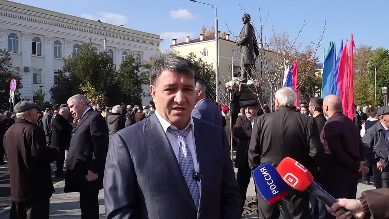 «С Джэлал-эд-Дином Коркмасовым мы связываем всю эпоху советского социалистического государства. Всю свою жизнь он посвятил общественно-политической деятельности», — отметил глава Махачкалы Джамбулат Салавов