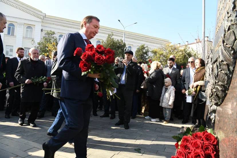 В Махачкале открыли памятник выдающемуся государственному деятелю Джелал-эд-Дину Коркмасову В Махачкале открыли памятник выдающемуся государственному деятелю Джелал-эд-Дину Коркмасову