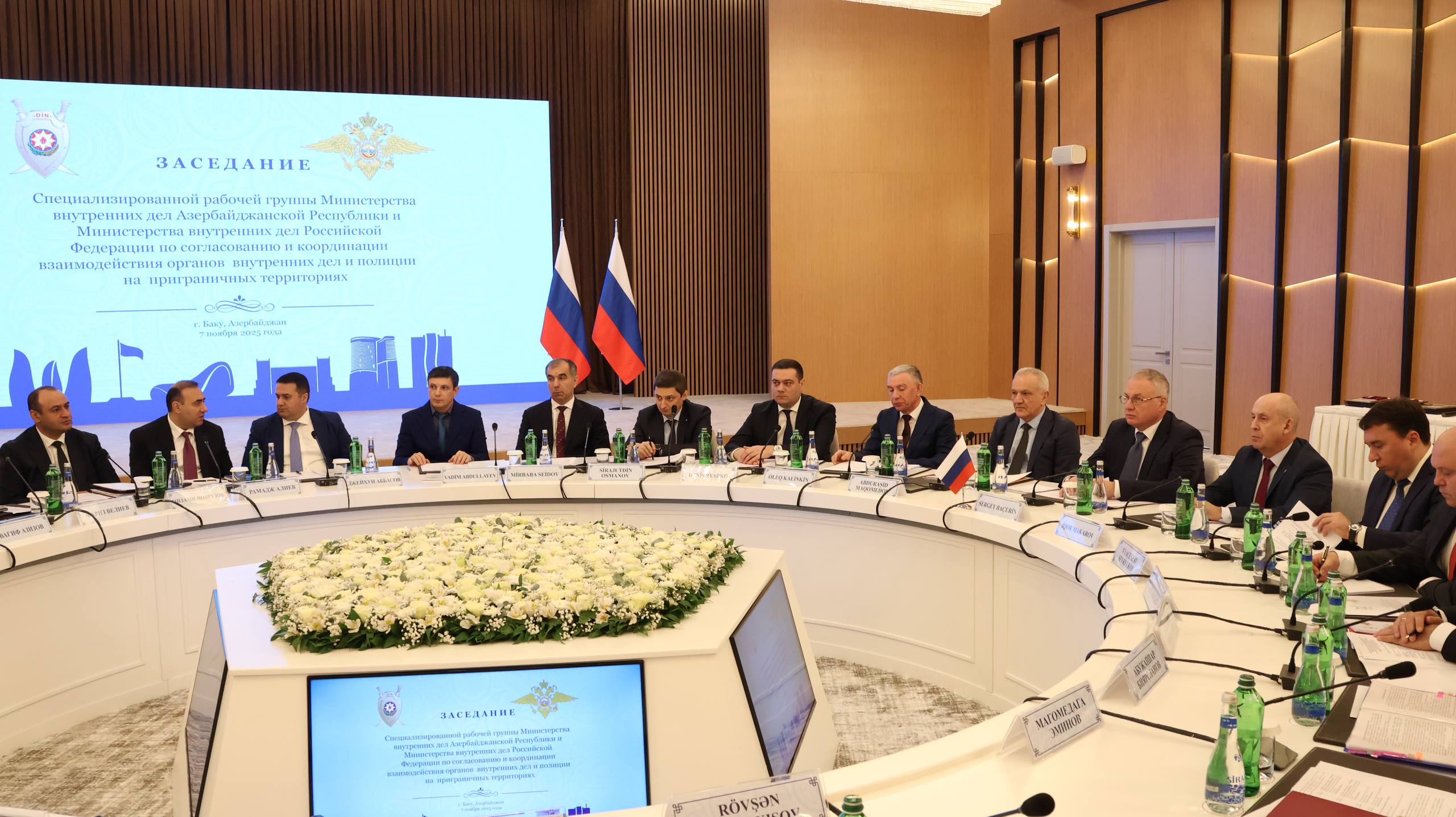 В Баку делегации МВД России и МВД Азербайджанской Республики обсудили вопросы взаимодействия в сфере трансграничной преступности В Баку делегации МВД России и МВД Азербайджанской Республики обсудили вопросы взаимодействия в сфере трансграничной преступности