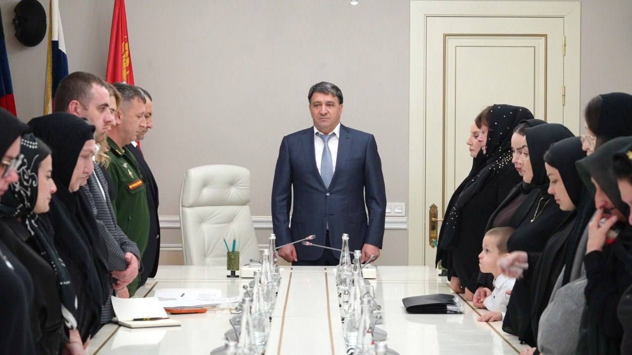 Джамбулат Салавов: Провёл встречу с семьями военнослужащих, погибших в ходе специальной военной операции, и передал государственные награды их родным