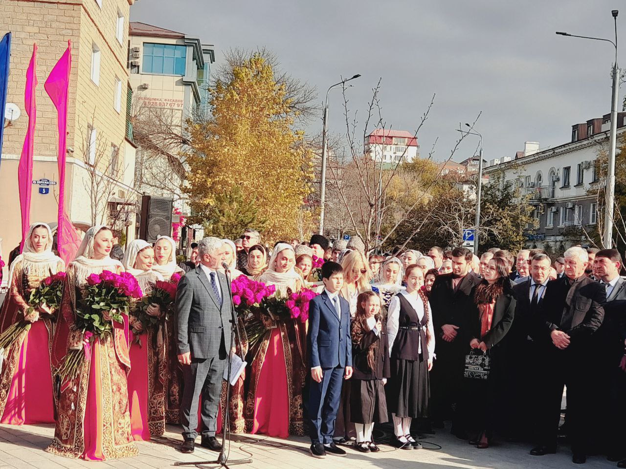 На Университетской площади Махачкалы состоялось долгожданное открытие памятника великому государственному и общественному деятелю Джелал-эд-Дину Коркмасову На Университетской площади Махачкалы состоялось долгожданное открытие памятника великому государственному и общественному деятелю Джелал-эд-Дину Коркмасову