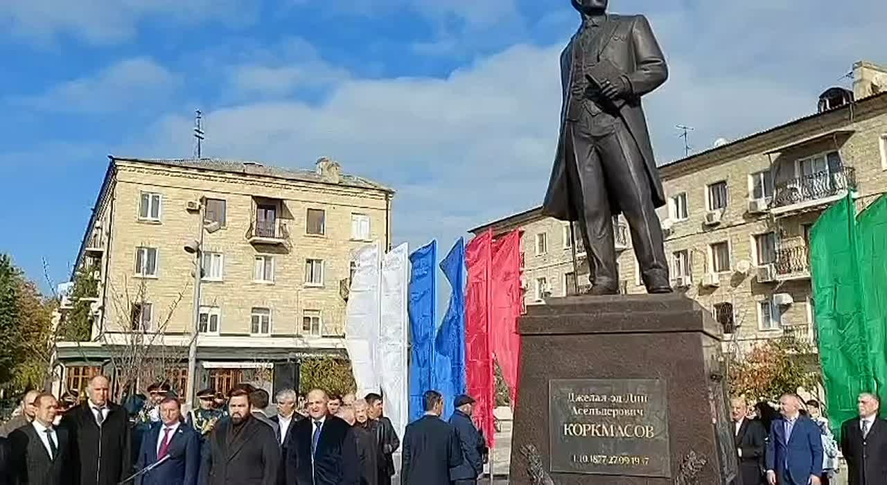 Сегодня в Махачкале состоялось торжественное открытие памятника выдающемуся государственному деятелю Дагестана Джалалутдину Коркмасову