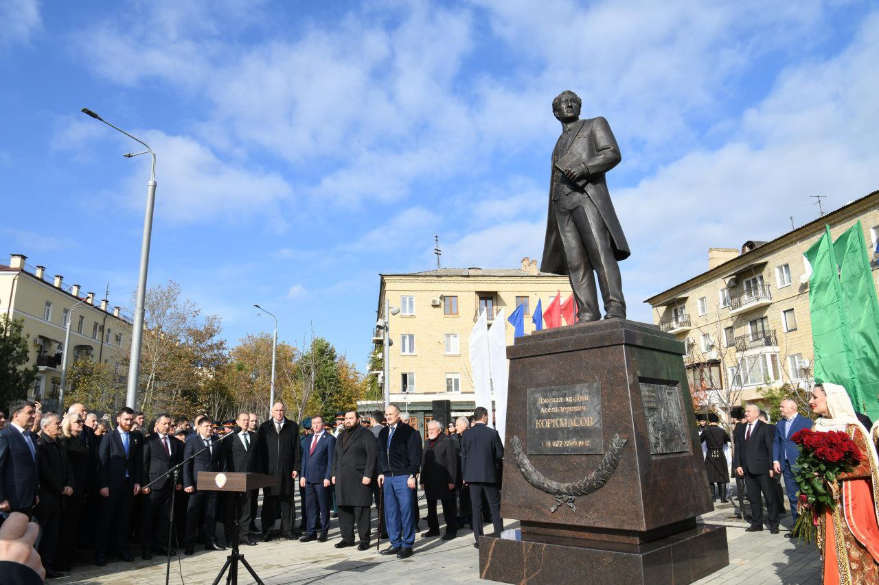 Заур Аскендеров принял участие в открытии памятника Джелал-эд-Дину Коркмасову