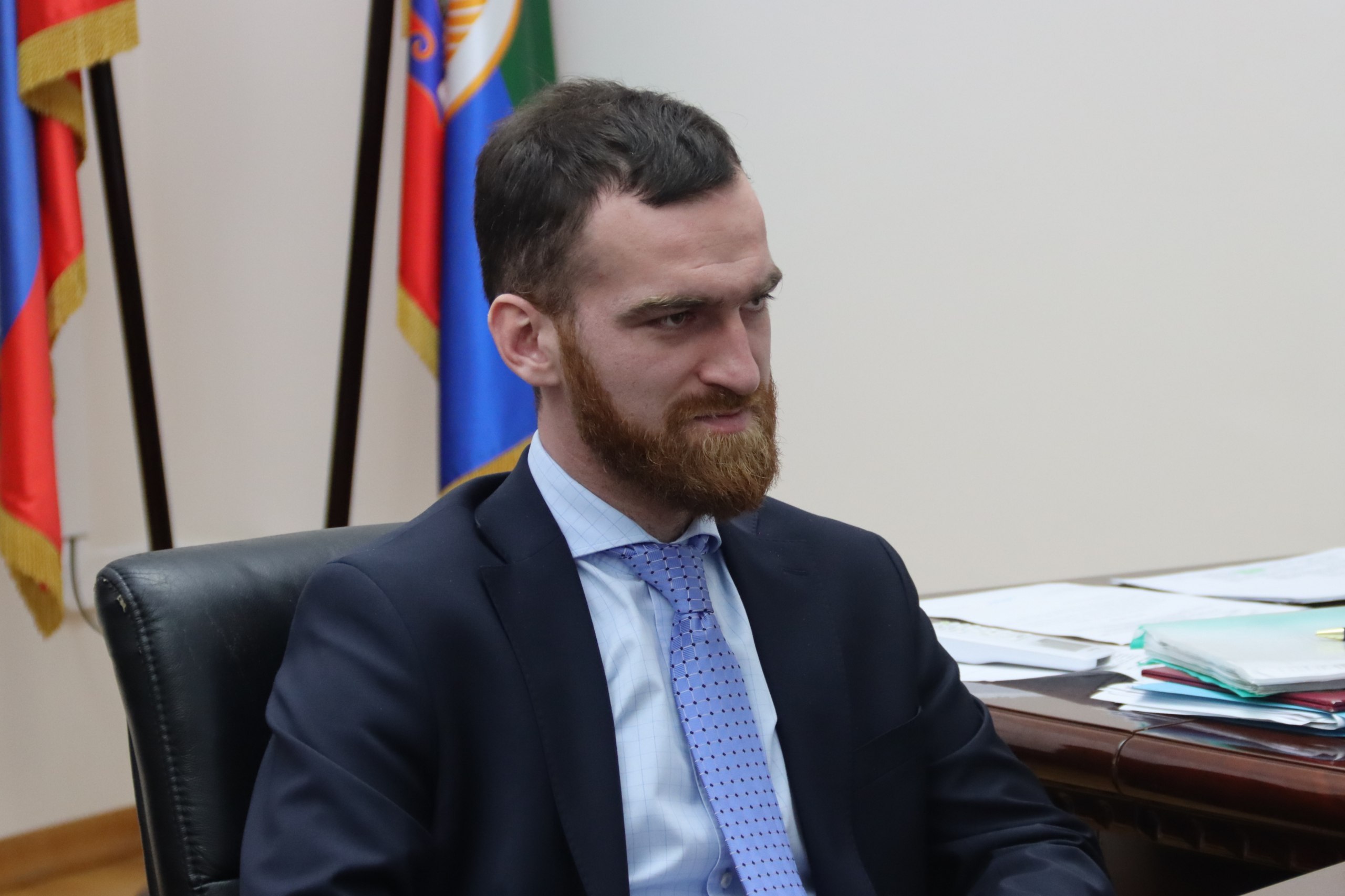 Сегодня встретился с главой администрации Агульского района Закиром Каидовым и передал ему Почетную грамоту Федерального агентства по делам национальностей Сегодня встретился с главой администрации Агульского района Закиром Каидовым и передал ему Почетную грамоту Федерального агентства по делам национальностей