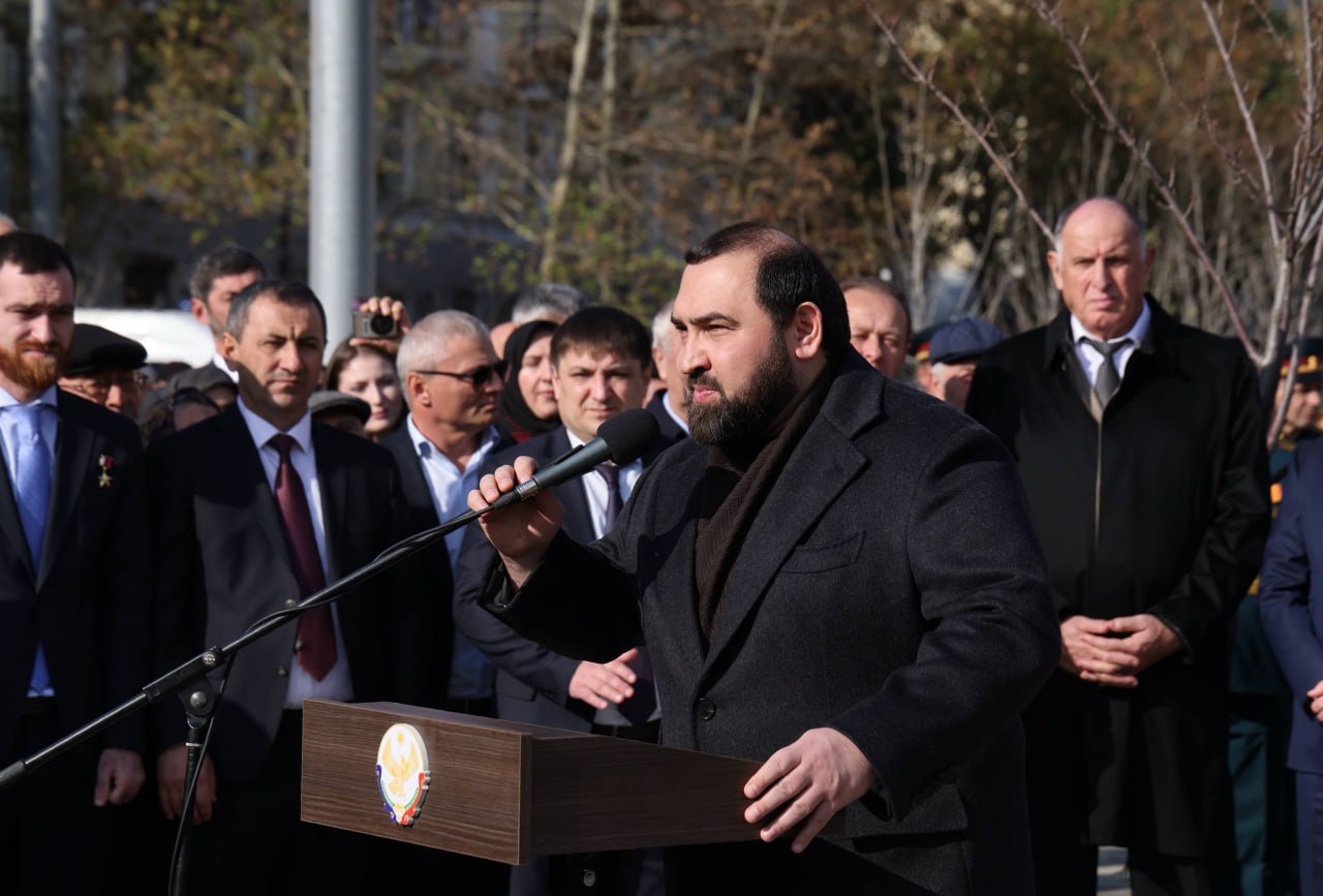Султан Хамзаев поблагодарил главу Дагестана за поддержку в установке памятника Джелал-эд-Дину Коркмасову