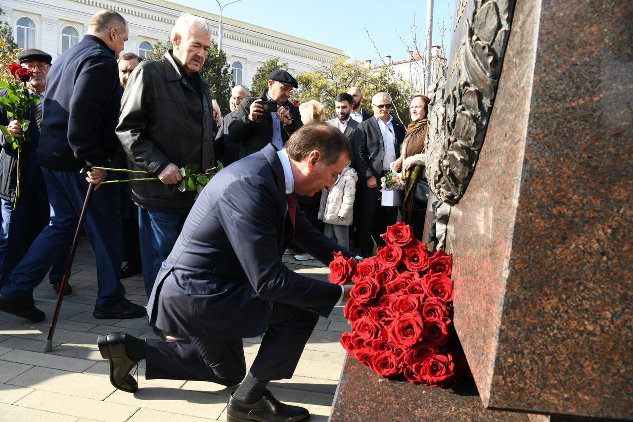 Сегодня в центре столицы, на улице, носящей имя Джелал-эд-Дина Коркмасова, открыт памятник этому выдающемуся сыну дагестанского народа Сегодня в центре столицы, на улице, носящей имя Джелал-эд-Дина Коркмасова, открыт памятник этому выдающемуся сыну дагестанского народа