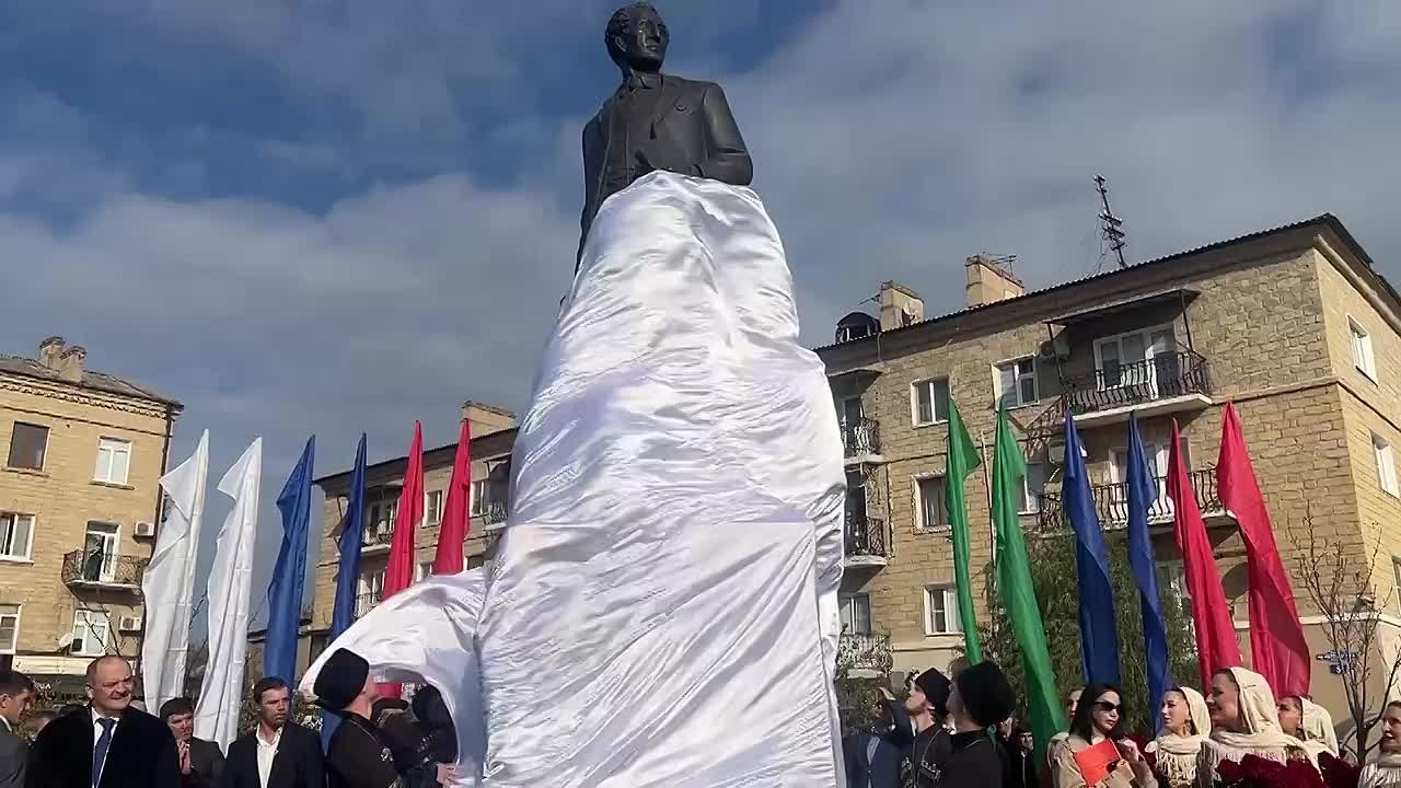 Джамбулат Салавов: Сегодня открыли памятник Джэлал-эд-Дину Асельдеровичу Коркмасову на Университетской площади, на улице, носящей его имя