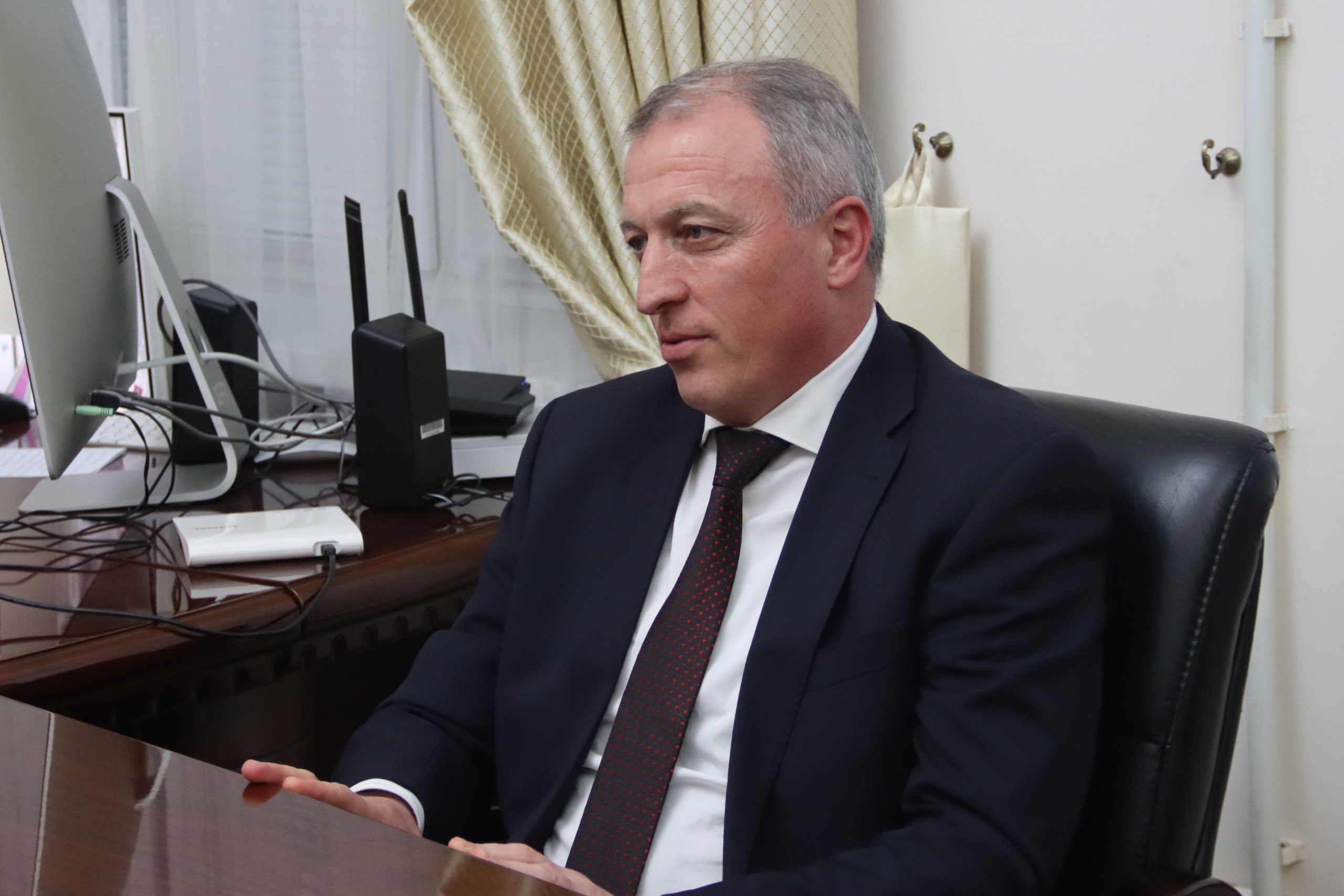 Сегодня встретился с главой администрации Агульского района Закиром Каидовым и передал ему Почетную грамоту Федерального агентства по делам национальностей Сегодня встретился с главой администрации Агульского района Закиром Каидовым и передал ему Почетную грамоту Федерального агентства по делам национальностей