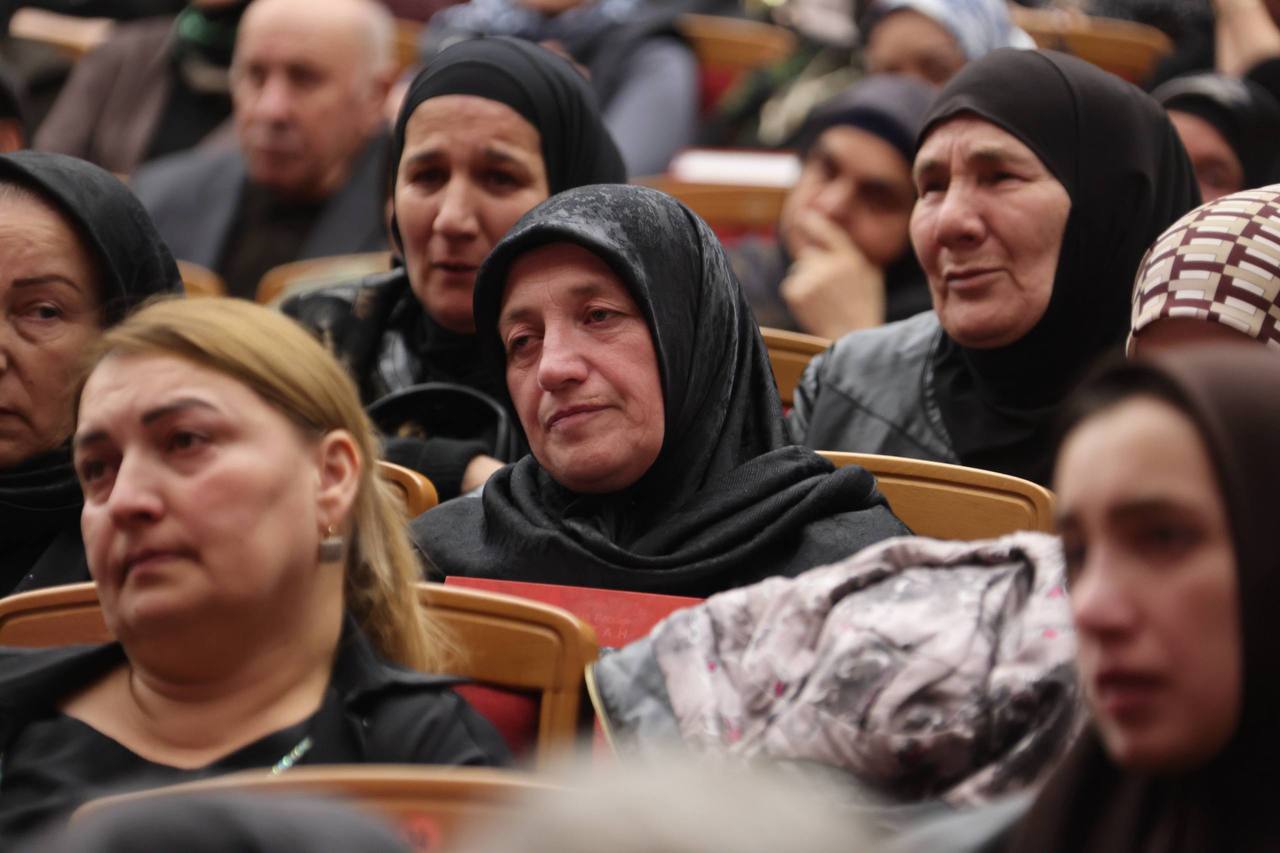 «Пока есть такие сыновья, они у нас есть, были и будут, мы непобедимы», – мать офицера Руслана Примова Айида Караханова на презентации книги «Помним СВОих» «Пока есть такие сыновья, они у нас есть, были и будут, мы непобедимы», – мать офицера Руслана Примова Айида Караханова на презентации книги «Помним СВОих»