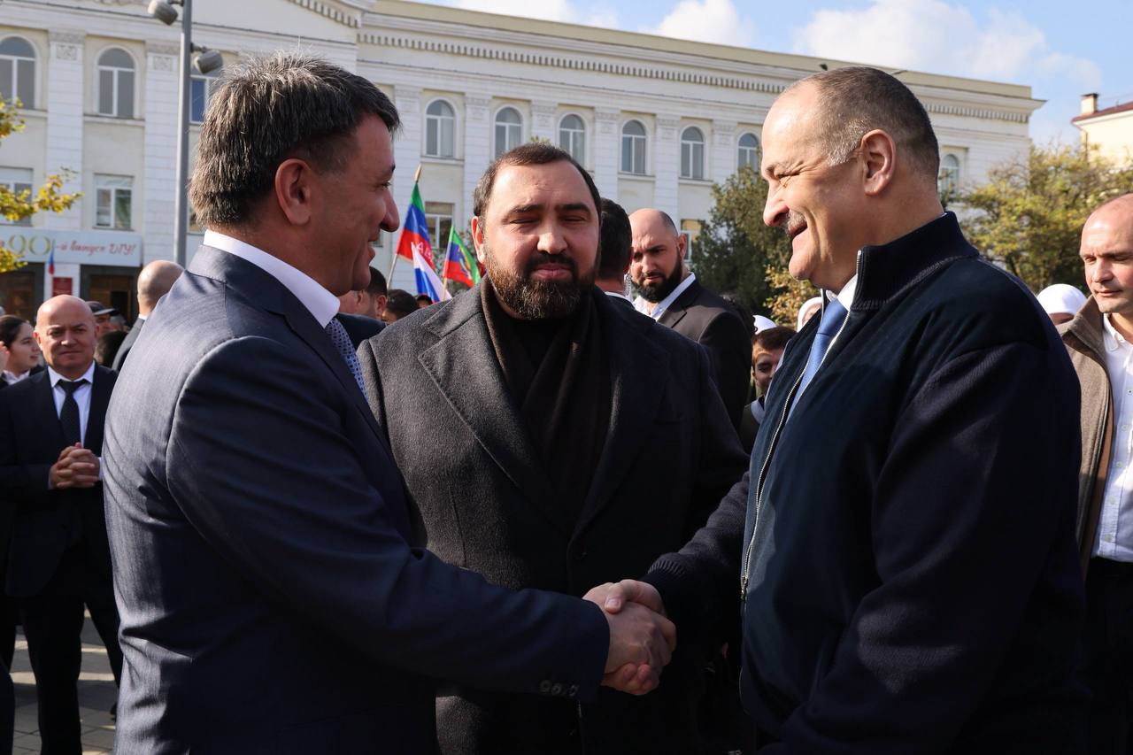 В Махачкале состоялось торжественное открытие памятника выдающемуся государственному и общественному деятелю Джелал-эд-Дину Коркмасову — публицисту, просветителю и автору первой Конституции Дагестанской АССР В Махачкале состоялось торжественное открытие памятника выдающемуся государственному и общественному деятелю Джелал-эд-Дину Коркмасову — публицисту, просветителю и автору первой Конституции Дагестанской АССР