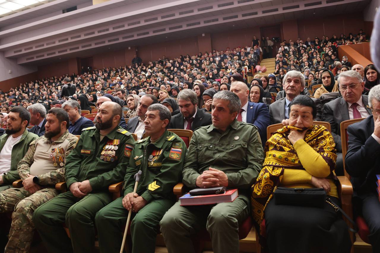 «За каждой строкой стоит живой человек со своим характером, со своей любовью к семье, к Родине» «За каждой строкой стоит живой человек со своим характером, со своей любовью к семье, к Родине»