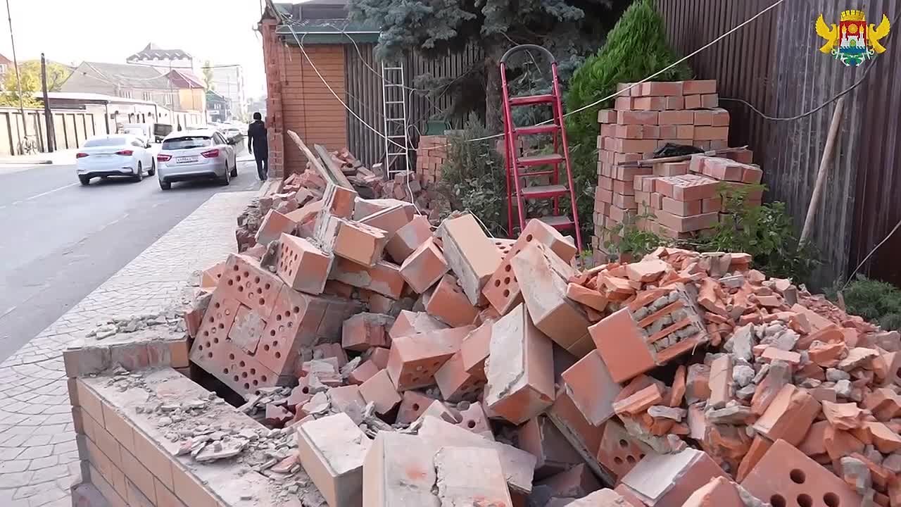 В Махачкале собственник дома самостоятельно демонтировал незаконную конструкцию, выходящую на муниципальную территорию на улице Чеэрова
