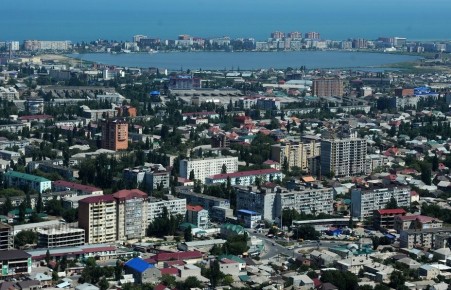 Четыре человека, по предварительным данным, погибли в результате падения вертолета в Дагестане, сообщил источник "Известий"