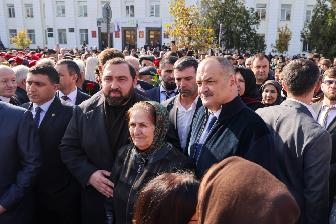 Султан Хамзаев поблагодарил главу Дагестана за поддержку в установке памятника Джелал-эд-Дину Коркмасову Султан Хамзаев поблагодарил главу Дагестана за поддержку в установке памятника Джелал-эд-Дину Коркмасову