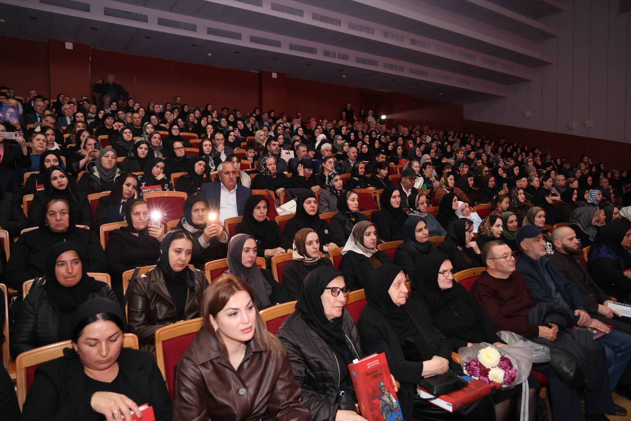 «Пока есть такие сыновья, они у нас есть, были и будут, мы непобедимы», – мать офицера Руслана Примова Айида Караханова на презентации книги «Помним СВОих» «Пока есть такие сыновья, они у нас есть, были и будут, мы непобедимы», – мать офицера Руслана Примова Айида Караханова на презентации книги «Помним СВОих»