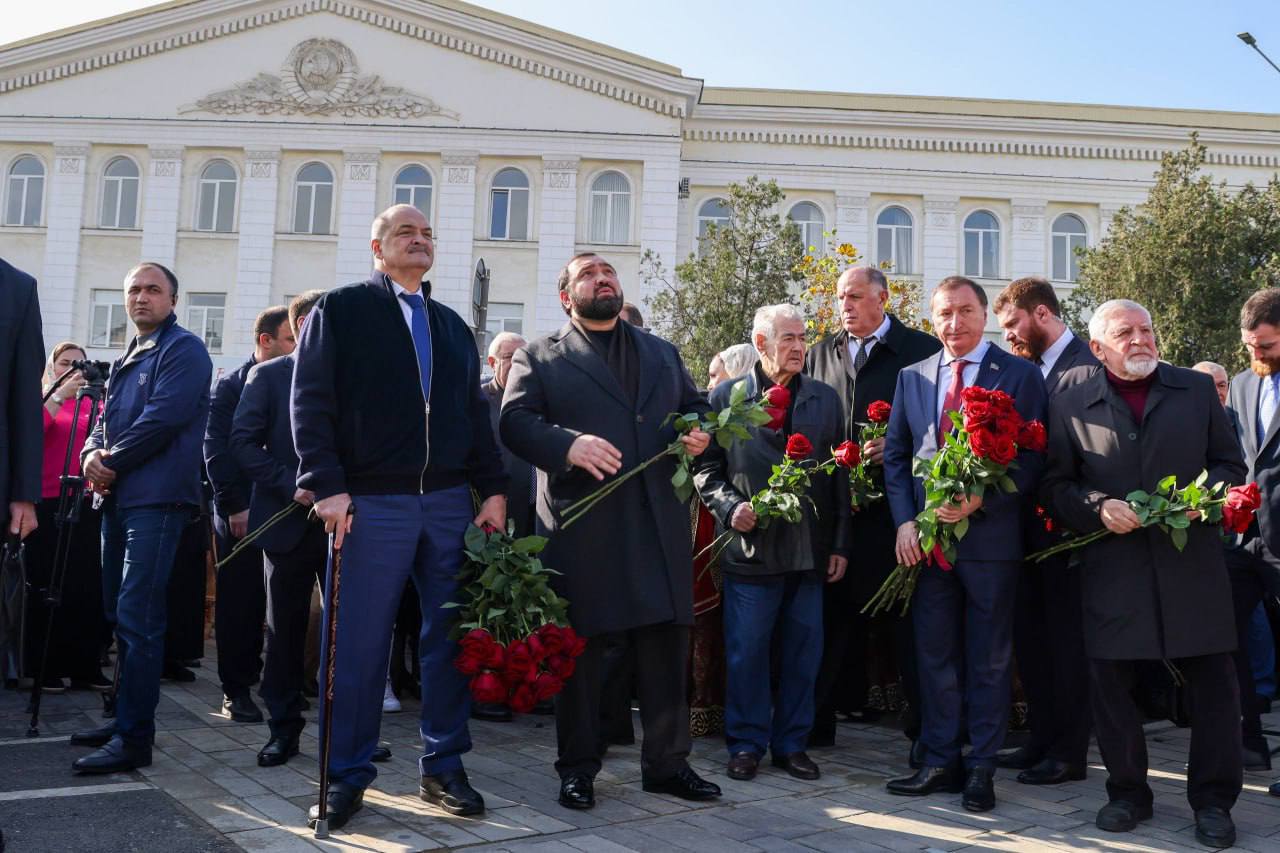 «Образец высочайшей культуры, образованности, несгибаемой воли и преданности своему народу» «Образец высочайшей культуры, образованности, несгибаемой воли и преданности своему народу»