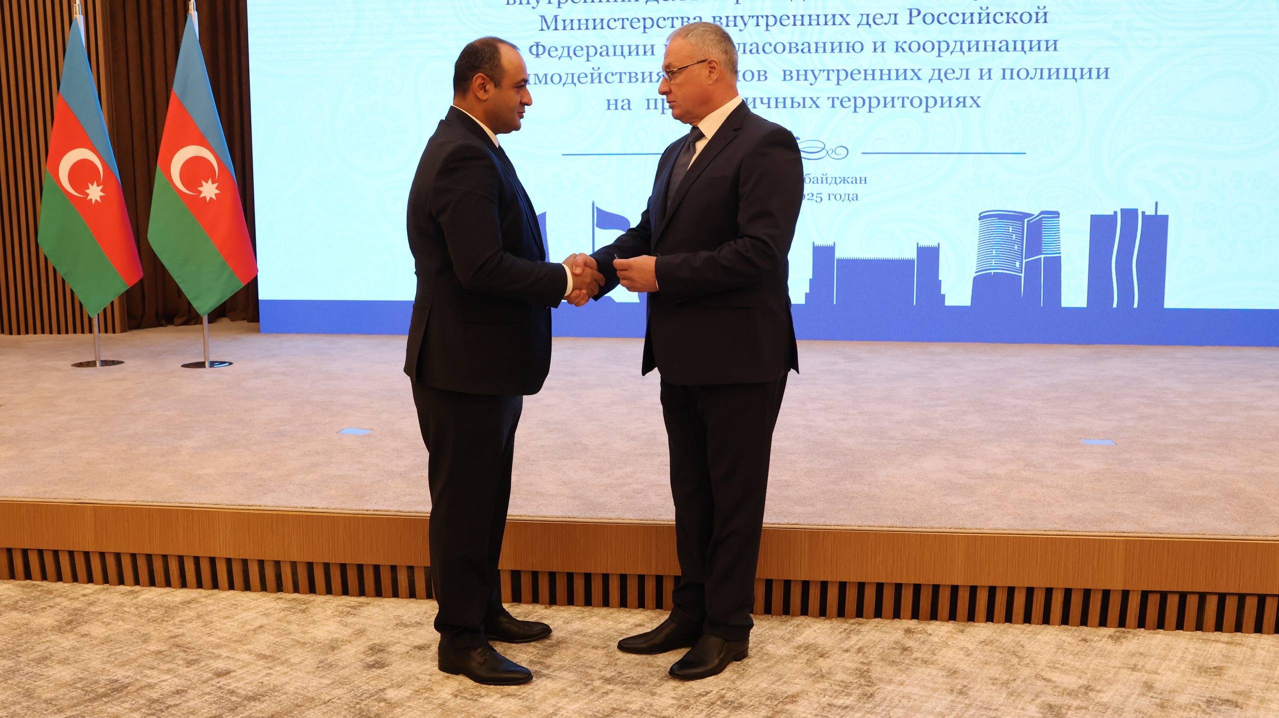 В Баку делегации МВД России и МВД Азербайджанской Республики обсудили вопросы взаимодействия в сфере трансграничной преступности В Баку делегации МВД России и МВД Азербайджанской Республики обсудили вопросы взаимодействия в сфере трансграничной преступности