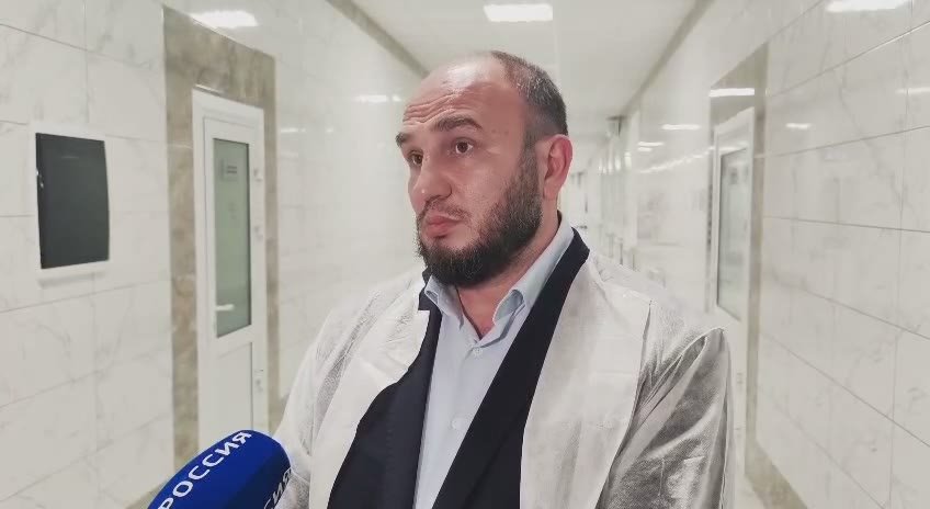 Первый замминистра здравоохранения Дагестана Наби Кураев посетил пострадавших в результате падения вертолета, находящихся в Ожоговом центре РКБ