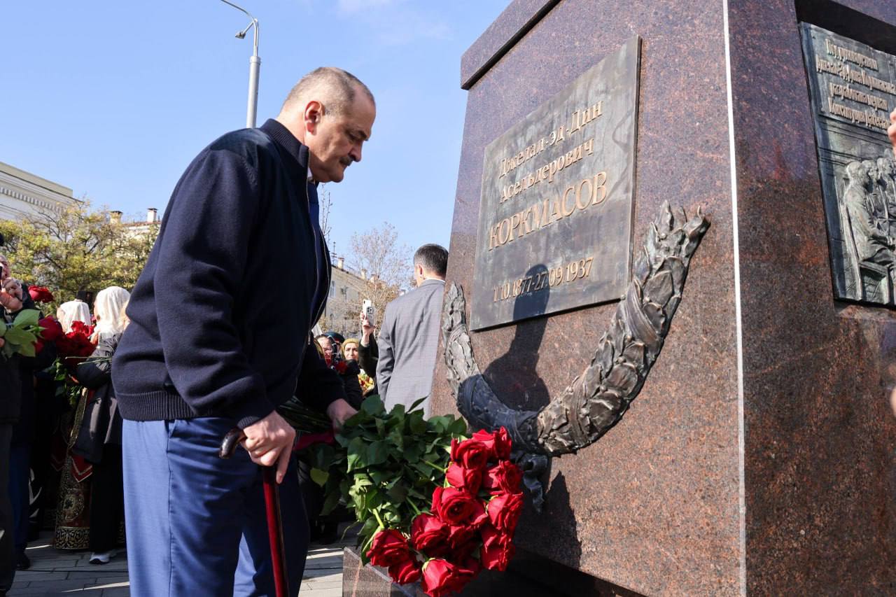 В Махачкале открыли памятник государственному деятелю Джелал-эд-Дину Коркмасову В Махачкале открыли памятник государственному деятелю Джелал-эд-Дину Коркмасову
