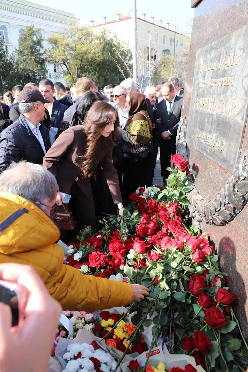 «Образец высочайшей культуры, образованности, несгибаемой воли и преданности своему народу» «Образец высочайшей культуры, образованности, несгибаемой воли и преданности своему народу»