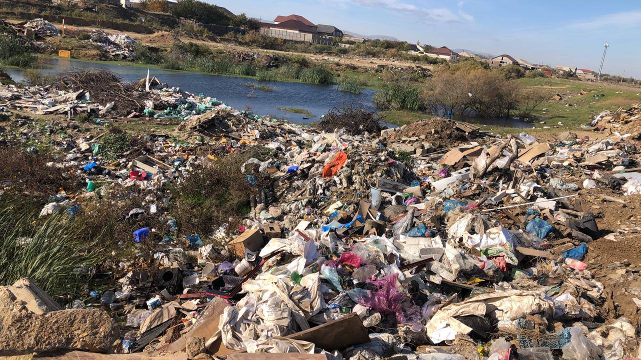 Инспекция Минприроды РД обнаружила несанкционированную свалку ТКО площадью более 5000 кв. м в пос. Шамхал-Термен г. Махачкалы (координаты 43.019634, 47.312321). Собственнику участка направлено предостережение