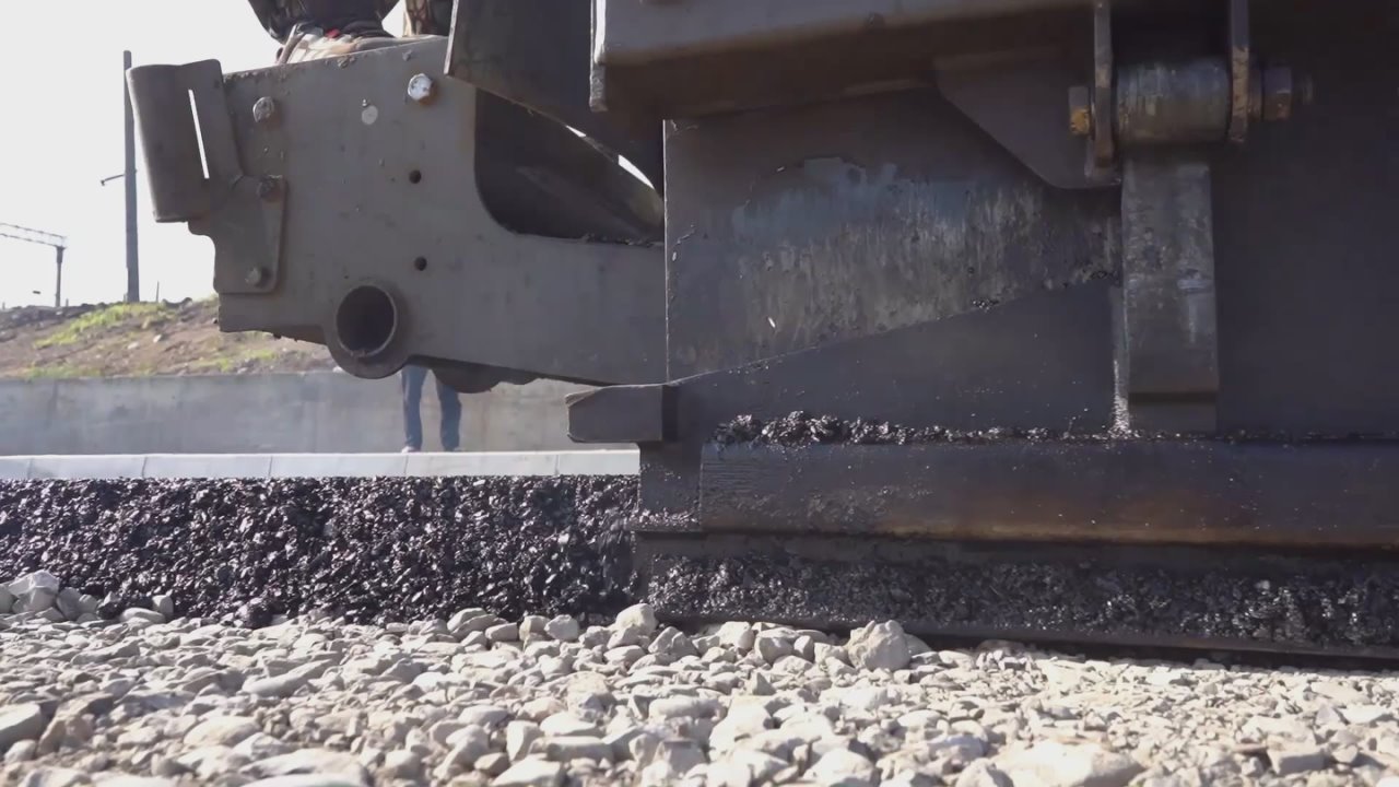 На улице Строительной начали укладывать первый слой асфальта