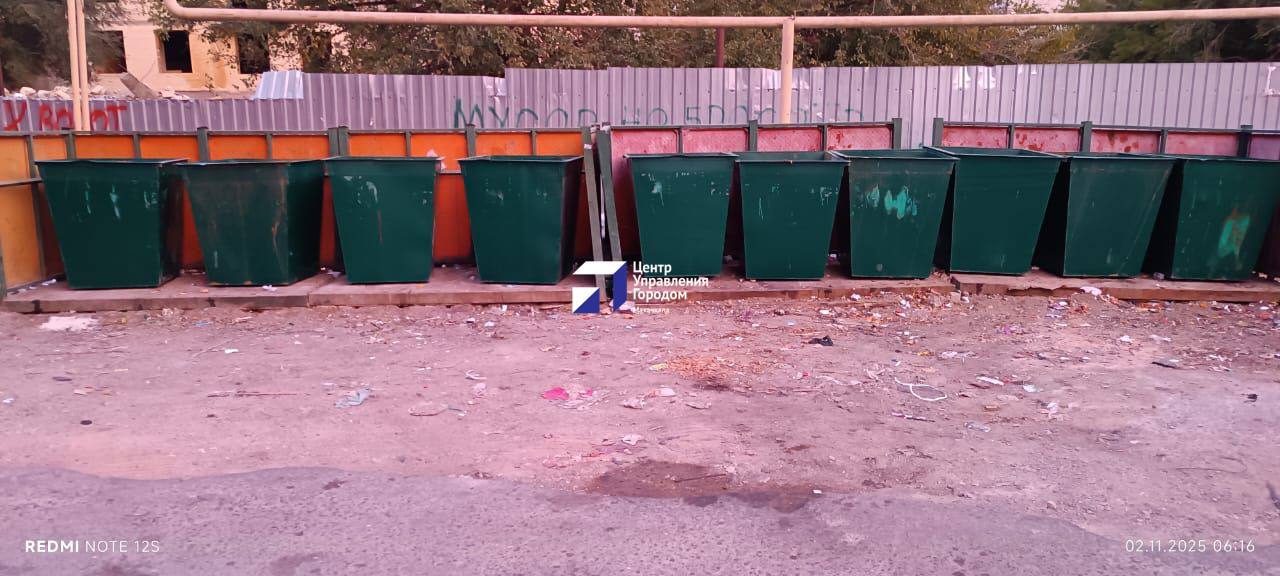 В Махачкале в связи с обращениями горожан специалисты коммунальных служб администрации города заменили контейнеры для ТКО по пр. Амет-хана Султана, 33Бк1