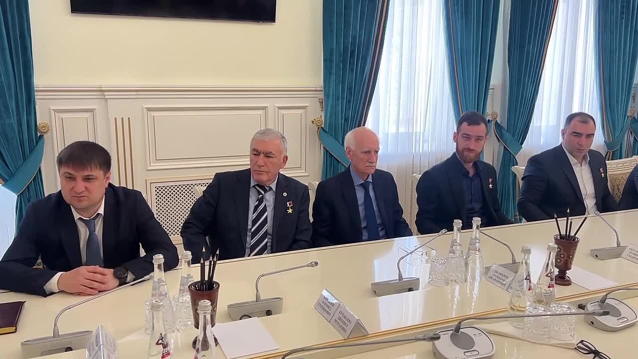 За мужество на поле боя: Сергей Меликов передал родным офицера Абдурахмана Кучакаева орден «За заслуги перед Республикой Дагестан»