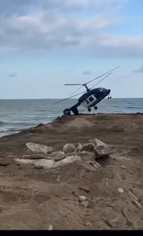 Олег Царёв: Страшные кадры. Появилось видео последних минут перед крушением вертолета в Дагестане: пилот попытался посадить неисправный Ка-226 на грунтовую площадку, но вертолет лишь ударился об землю, сломав хвостовую часть