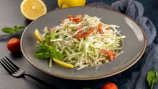 Таким капустным салатом наестся даже муж: весь секрет в этом ингредиенте