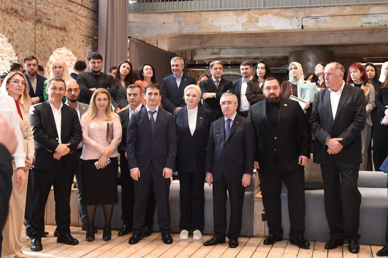 Юрий Левицкий поздравил Центр управления регионом Республики Дагестан с юбилеем Юрий Левицкий поздравил Центр управления регионом Республики Дагестан с юбилеем