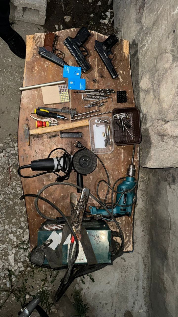 УФСБ и МВД по Дагестану пресекли деятельность Ибрагимова А.Н. и Магомедова И.Г. из Махачкалы, которые переделывали сигнальные пистолеты «ПМ» и «Наган» под боевые патроны и продавали их через интернет УФСБ и МВД по Дагестану пресекли деятельность Ибрагимова А.Н. и Магомедова И.Г. из Махачкалы, которые переделывали сигнальные пистолеты «ПМ» и «Наган» под боевые патроны и продавали их через интернет