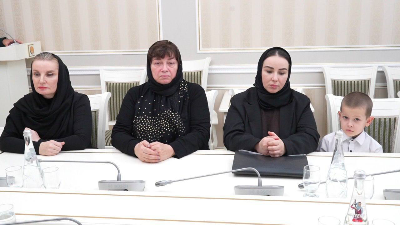 Эмилия Шахабутиновна: В ходе встречи с семьями военнослужащих, погибших при исполнении долга в зоне специальной военной операции, мэром были вручены государственные награды Эмилия Шахабутиновна: В ходе встречи с семьями военнослужащих, погибших при исполнении долга в зоне специальной военной операции, мэром были вручены государственные награды