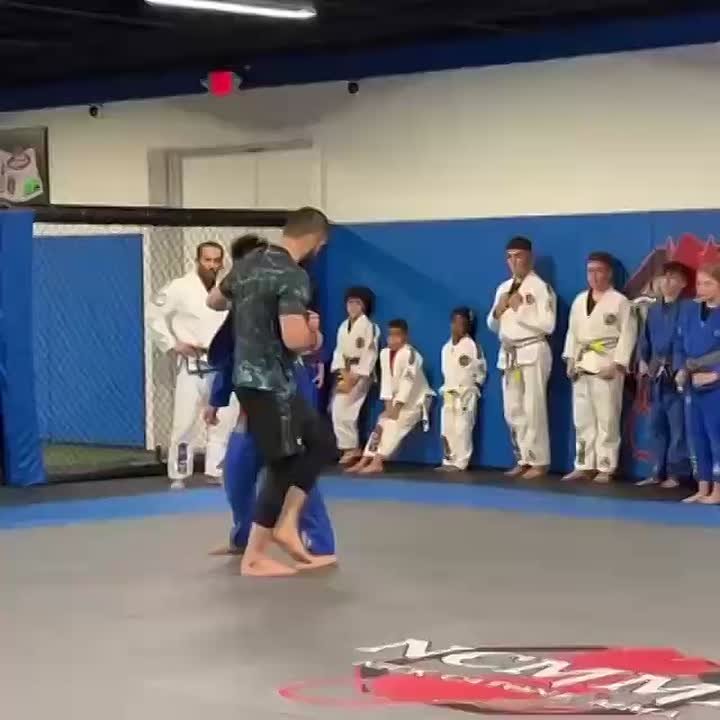 Ислам Махачев поделился знаниями с юными фантами в Нью-Йорке