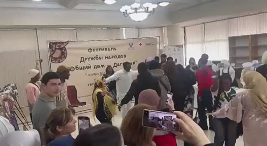 Студенты из Африки станцевали лезгинку на фестивале в Дагестане