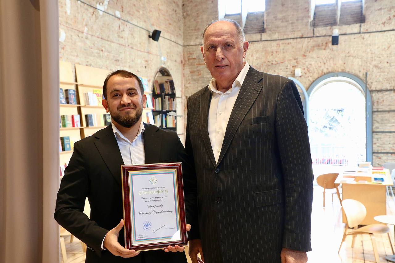 Председатель Правительства РД Абдулмуслим Абдулмуслимов отметил работу сотрудников Центра управления регионом Дагестана по случаю 5-летия со дня его создания Председатель Правительства РД Абдулмуслим Абдулмуслимов отметил работу сотрудников Центра управления регионом Дагестана по случаю 5-летия со дня его создания