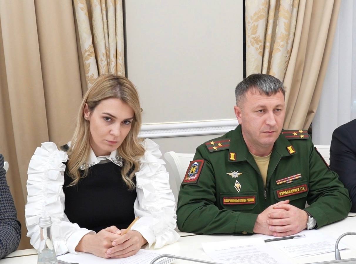 Эмилия Шахабутиновна: В ходе встречи с семьями военнослужащих, погибших при исполнении долга в зоне специальной военной операции, мэром были вручены государственные награды Эмилия Шахабутиновна: В ходе встречи с семьями военнослужащих, погибших при исполнении долга в зоне специальной военной операции, мэром были вручены государственные награды