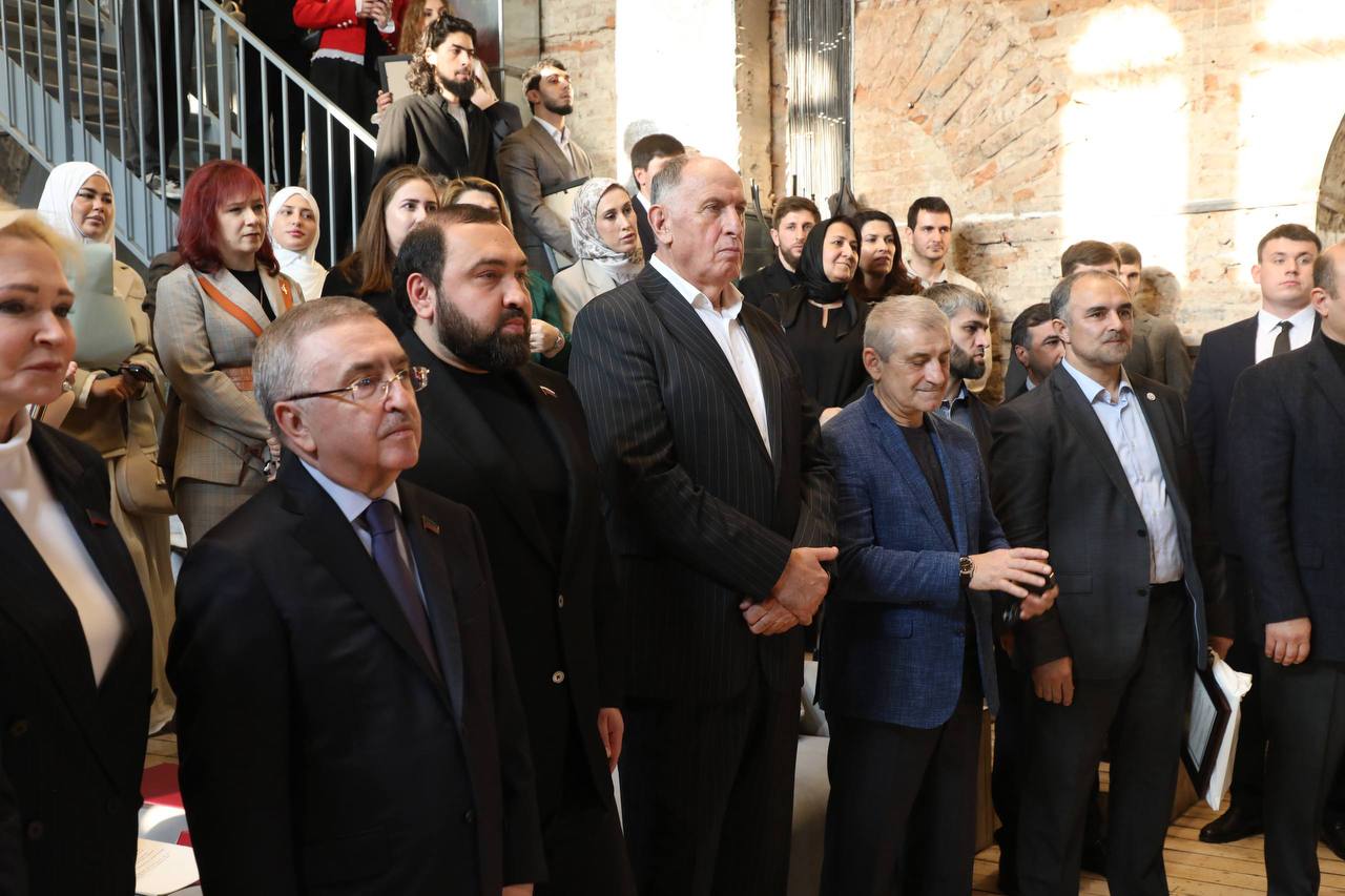 Председатель Правительства РД Абдулмуслим Абдулмуслимов отметил работу сотрудников Центра управления регионом Дагестана по случаю 5-летия со дня его создания Председатель Правительства РД Абдулмуслим Абдулмуслимов отметил работу сотрудников Центра управления регионом Дагестана по случаю 5-летия со дня его создания